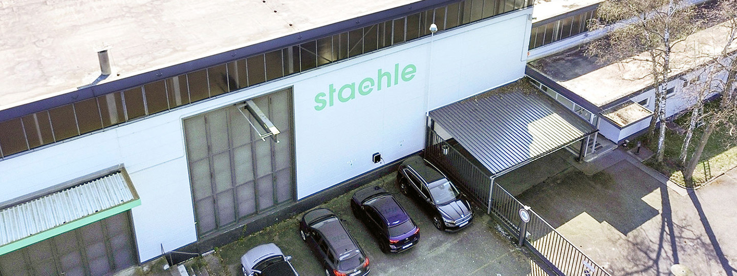 ENGIE Deutschland Zero Carbon-Magazin: Ganzheitliches Energiekonzept: Staehle spart 85 % Heizwärme mit ENGIE (Staehle Hauptgebäude und Parkplatz)