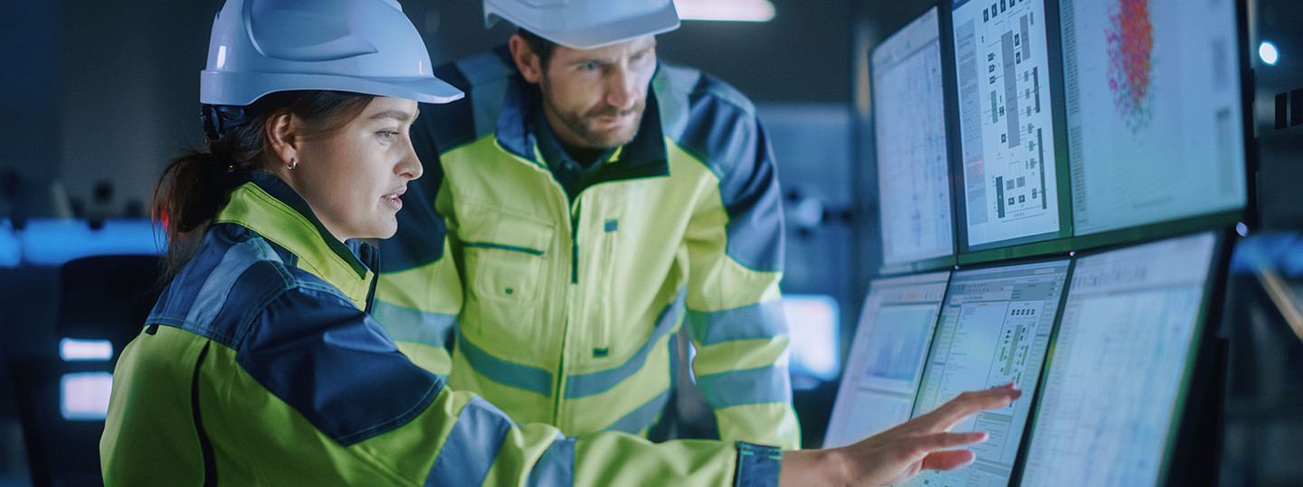 Techniker/ Projektingenieur spricht mit Bediener, der die Produktionslinie der Anlage steuert