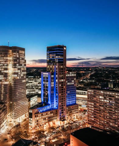 Gebäude Waldorf Astoria Berlin bei Nachthimmel